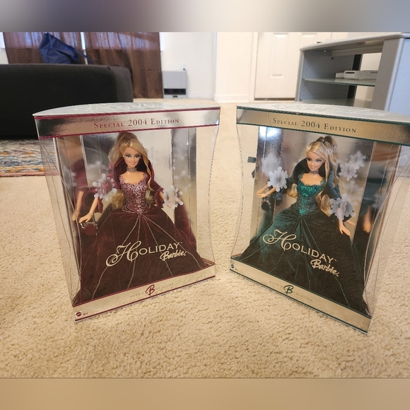 2004 Holiday Barbie Collectors Edition Red Green Set Of 2 - Picture 1 of 4